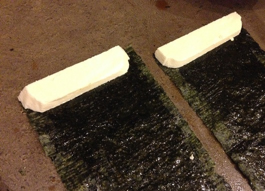 1. Этап. Вегетарианская рыба в кляре: Листы нори разрезаем пополам и смазываем соевым соусом (чуть разбавленным водой). Кладем внутрь сыр и заворачиваем.