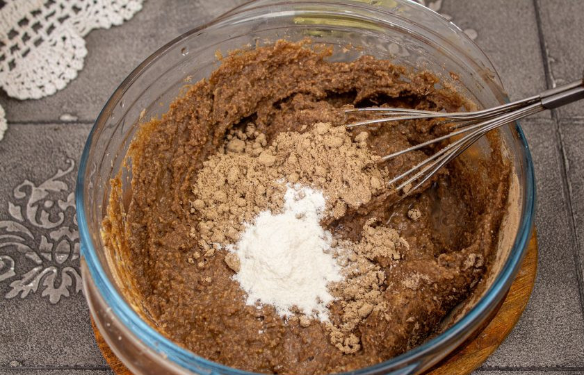 1. Этап. Льняной кето-хлеб: Добавьте оставшуюся льняную муку и соду. Тщательно перемешайте.