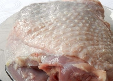 1. Этап. Бедро индейки в пакете для запекания: Индюшиное бедро промойте под проточной водой, а затем обсушите при помощи бумажных салфеток или полотенец.