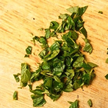 1. Этап. Сухари для салата: Свежий орегано или другую траву мелко нарубим.