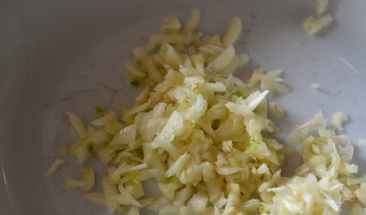 1. Этап. Закуска Рафаэлло: Натереть чеснок на тёрке.