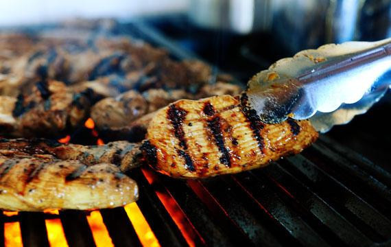 1. Этап. Маринованные куриные грудки с медовым соусом: 6. Достать курицу из маринада и обжарить на гриле с обеих сторон до готовности.