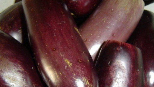 1. Этап. Квашеные баклажаны с морковкой и чесноком: Хорошо промойте баклажаны, отрежьте у них лишние части по краям (там, где хвостик и 