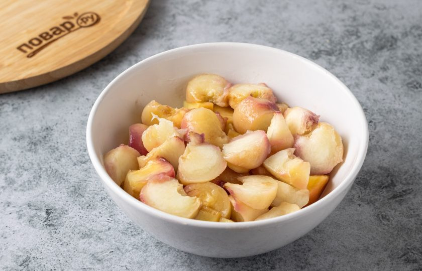 1. Этап. Варенье из инжирных персиков: После опустите их в холодную воду и снимите шкурку. Нарежьте персики ломтиками, косточку удалите.