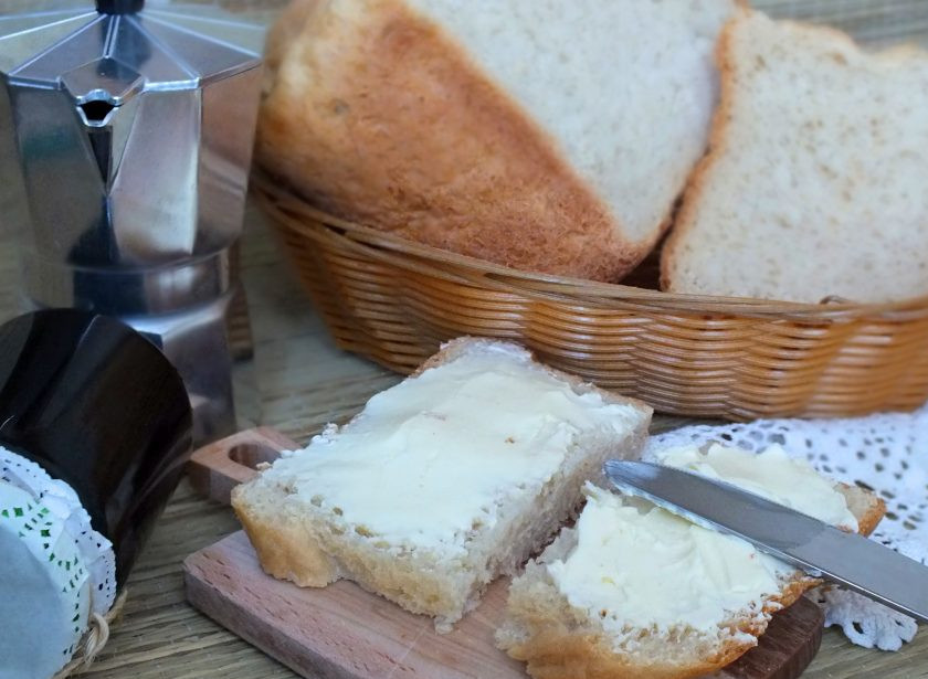 1. Этап. Хлеб на свежих дрожжах в хлебопечке: Хлеб на свежих дрожжах готов. Приятного аппетита!