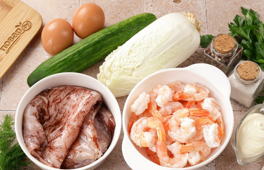 1. Этап. Салат с кальмаром, креветками и огурцом: Подготовьте все ингредиенты по списку. Яйца лучше предварительно отварить и дать им остыть.