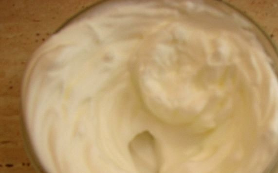 1. Этап. Печенье Аврора: Отдельно взбейте белки до получения крепкой пены.