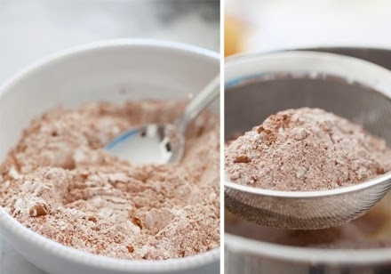 1. Этап. Торт Прага со сгущенкой: 3. В небольшой мисочке соедините муку и какао. Перемешайте. Аккуратно соедините белки с желтками, перемешайте и просейте сухие ингредиенты.