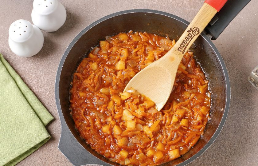 1. Этап. Щи с яблоками: Влейте томатный сок и продолжайте готовить ещё пару минут. Можно добавить щепотку сахара.