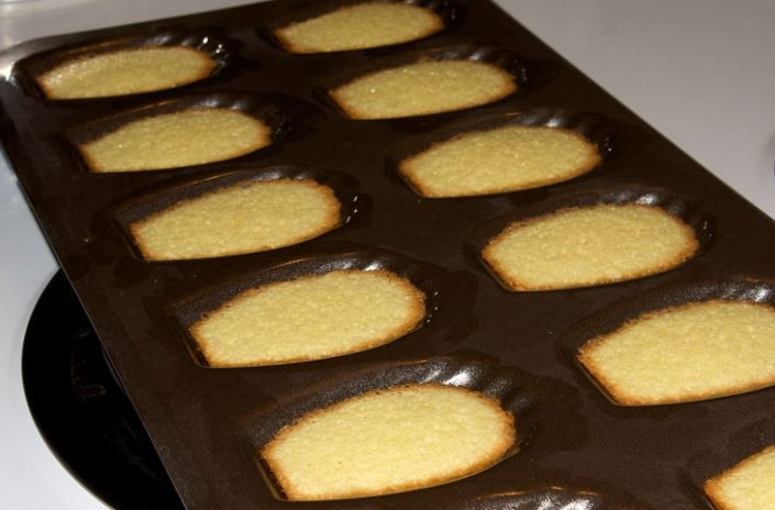 1. Этап. Мадлен: 7. Выпекайте пирожные в разогретой до 180-200 градусов духовке 10-15 минут, пока они не будут приобретать золотистый румянец. Приятного чаепития!