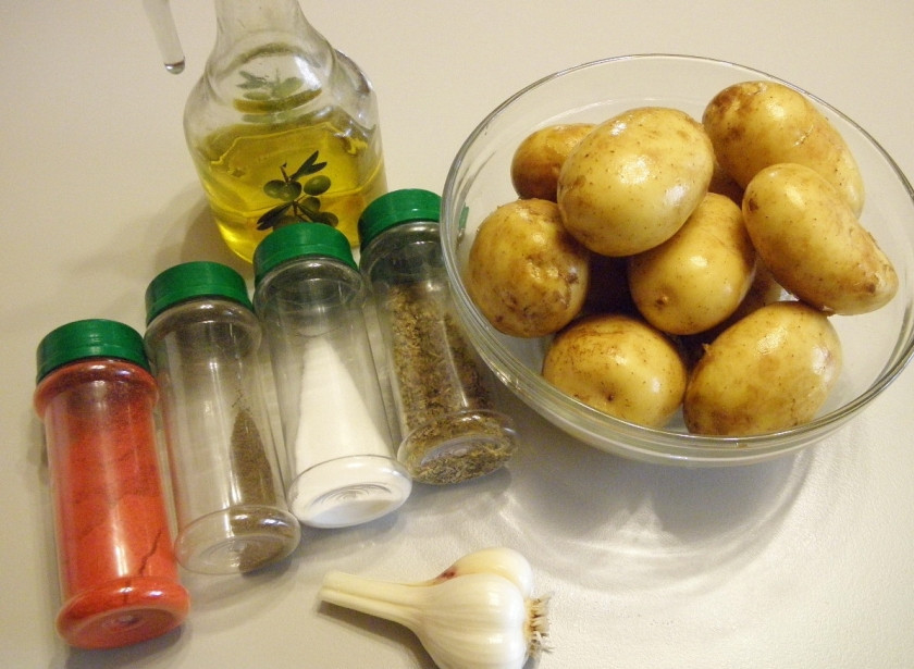 1. Этап. Картошка по-деревенски в духовке: Приготовьте продукты согласно списку. Из специй можно использовать как готовые наборы 