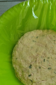 1. Этап. Ветчинно-сырные палочки: Выкладываем тесто в удобную ёмкость, накрывает пищевой плёнкой и оставляем минут на 10.