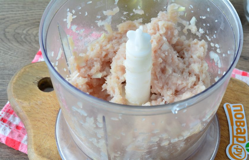 1. Этап. Котлеты из индейки с кукурузой: Перекрутите на фарш индейку с луком.