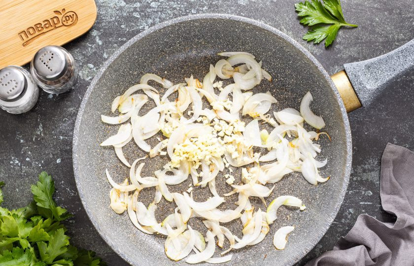 1. Этап. Баклажаны по-сычуаньски: Добавьте имбирь и чеснок. Готовьте еще секунд 30, чтобы они раскрыли аромат.