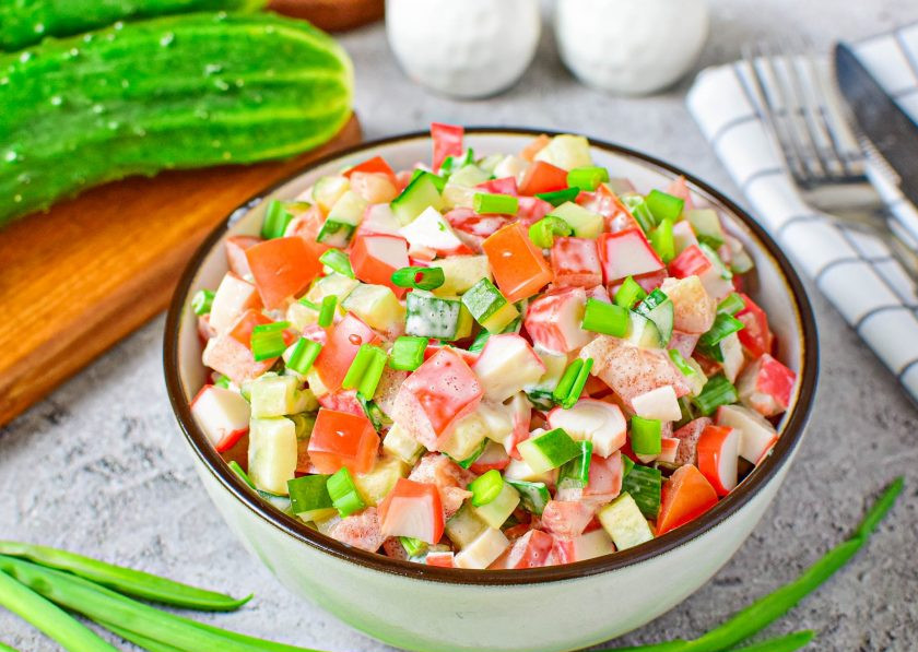 1. Этап. Крабовый салат с помидорами и огурцами: Приятного аппетита!