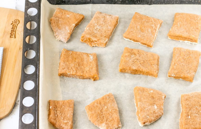 1. Этап. Имбирные пряники на жженом сахаре: После чего застелите противень пергаментной бумагой. Раскатайте пряничное тесто на рабочей поверхности и нарежьте его кубиками или вырежьте фигурки вырубкой. Поместите их на бумагу. Разогрейте духовку до 180 градусов и поместите противень в духовку. Выпекайте пряники около 15 минут.