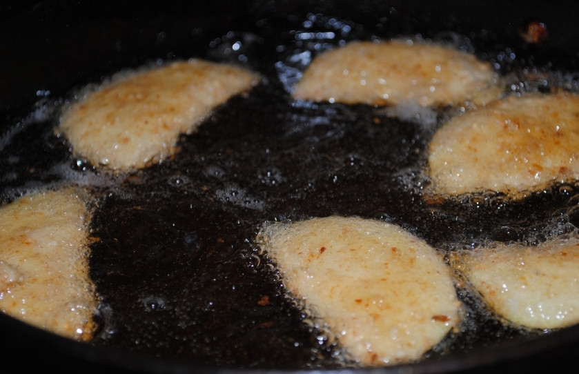 1. Этап. Чипсы из баклажанов: Обжаривайте на разогретой сковороде с обеих сторон до золотистого цвета.