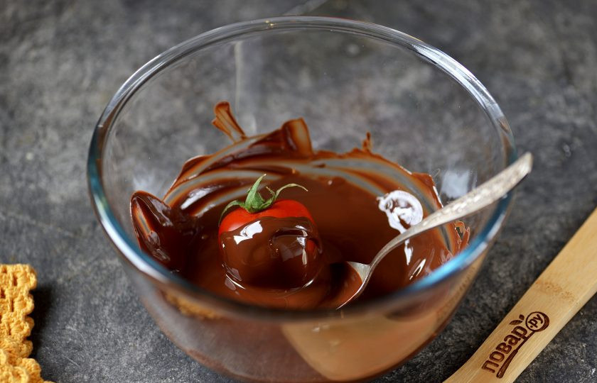 1. Этап. Помидоры в шоколаде La Tomatina: Шоколад не должен быть горячим. Обмакните все помидорки в растопленный шоколад так, чтобы хвостик остался свободным.