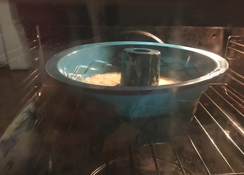 1. Этап. Яблочный кекс с шоколадом: Заливаем тесто в форму и ставим в заранее разогретую до 180 градусов духовку.