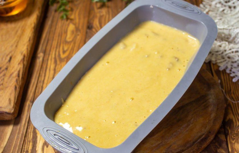 1. Этап. Пирог с бананом на кукурузной муке: Тесто вылейте в силиконовую форму. Если используете другую форму, то смажьте ее маслом или выстелите пергаментом.