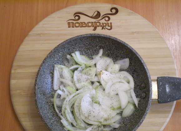 1. Этап. Баклажаны жареные с помидорами и луком: 5. Лук солим, перчим и жарим на 1 ст.л масла до мягкости.