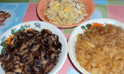 1. Этап. Пирог с грибами заливной: Сперва займемся начинкой, для нее нам нужно почистить и нарезать мелко репчатый лук и обжарить его на растительном масле до золотистого цвета. Грибы, если нужно, размораживаем, нарезаем их пластинками и обжариваем в масле до испарения влаги. Если найдется в холодильнике отваренный картофель или яйца, их также можно добавить в пирог. Итак, смешиваем все ингредиенты, солим и перчим начинку по вкусу.