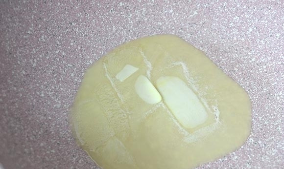 1. Этап. Тушеная морковь в молоке: Растопите сливочное масло в чугунной сковороде, добавьте муку и перемешайте.