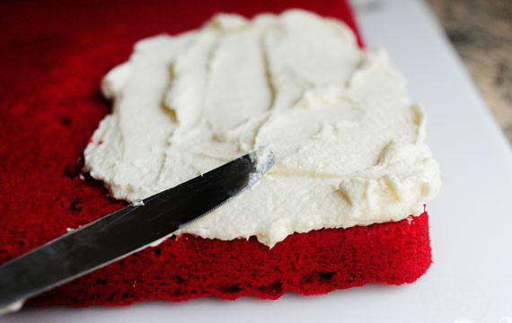 1. Этап. Красный бархатный пирог: 7. Выложить пирог на большой разделочной доске. При желании пирог можно залить глазурью на ваш вкус, только перед этим пирог должен полностью остыть. Также пирог можно украсить ягодами.