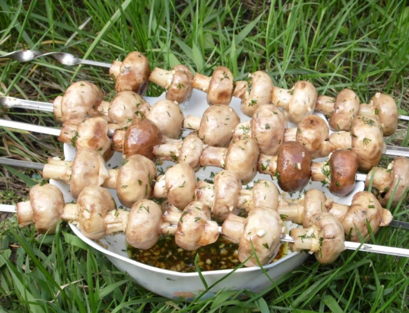 1. Этап. Шампиньоны на шампурах: Теперь, чтобы получить маринад, добавьте к грибам масло, соевый соус и перец. Всё хорошо перемешайте. Мариновать грибы нужно всего 30 минут. Но в это время нужно периодически перемешивать грибы с маринадом. По прошествии 30 минут грибы насадите на шампуры.