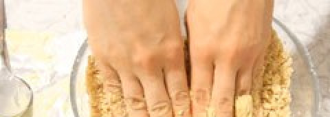 1. Этап. Чизкейк без выпечки без желатина: Печенье измельчаем и смешиваем с растопленным сливочным маслом.