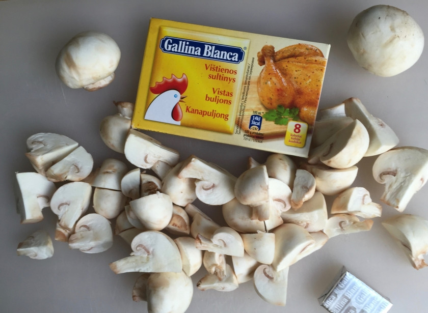 1. Этап. Суп грибной на курином бульоне: 2. Тем временем промойте шампиньоны, почистите их, высушите и порежьте не слишком крупными кусочками. Если шампиньоны мелкие, то их можно не резать. Я не удаляю ножки, их тоже использую в готовке.