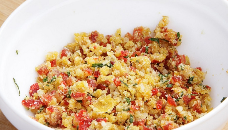 1. Этап. Куриный рулет в пищевой пленке: Должна получиься однородная масса.