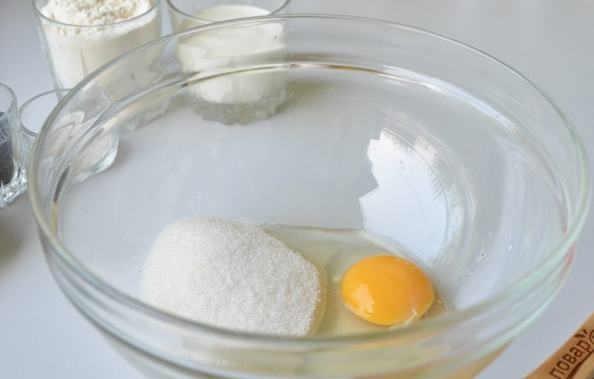 1. Этап. Коржики Маковые: 2. Миксером взбейте яйцо с сахаром.