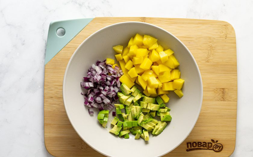 1. Этап. Салат из манго: Манго и авокадо очистите от кожуры, нарежьте кубиками. Добавьте красный лук тоже порезанный на кубики.