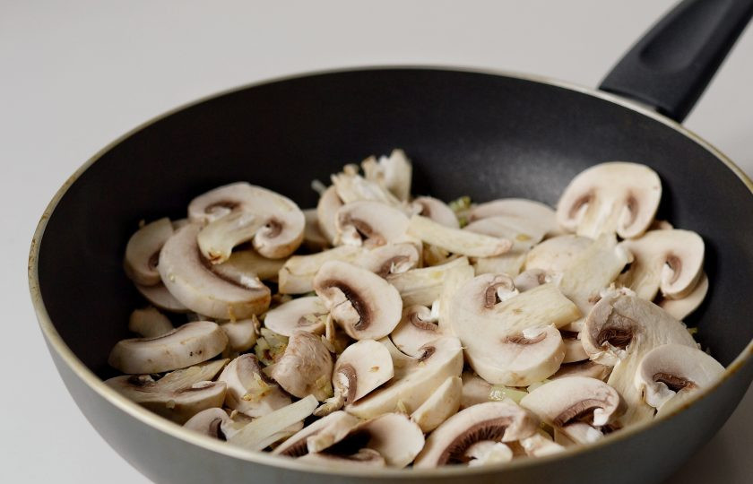 1. Этап. Гречотто с грибами: Шампиньоны помойте и нарежьте ломтиками. Обжаривайте их с луком и чесноком 7 минут.