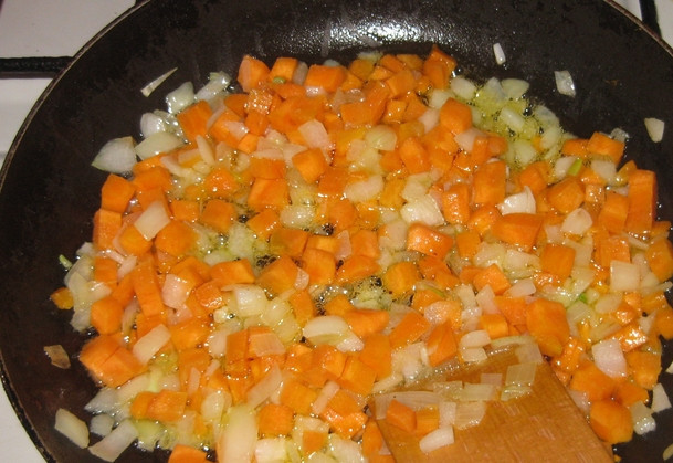 1. Этап. Чечевица с овощами: Разогреваем в сковороде растительное масло. Обжариваем морковь и лук до легкой золотистости. Соль и перец добавляйте по вкусу.