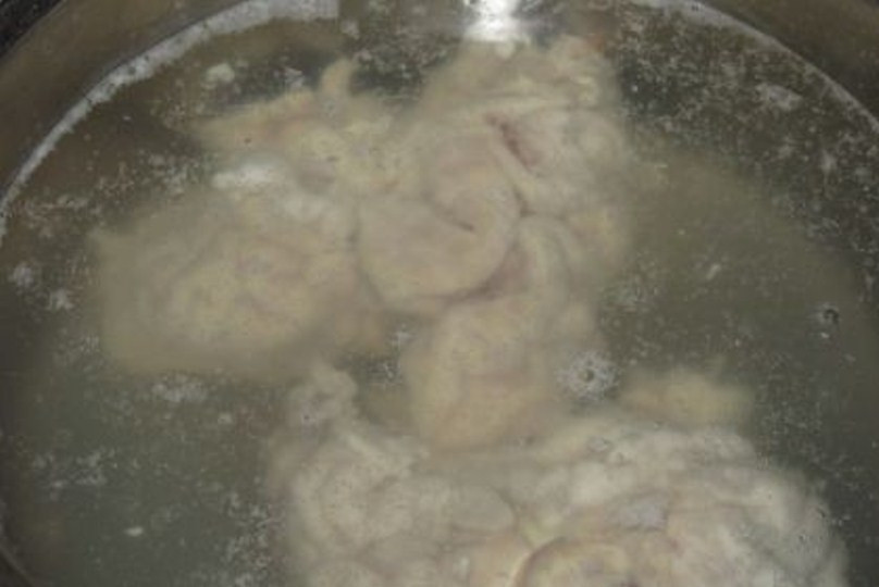 1. Этап. Мозги говяжьи жареные: В небольшой кастрюле вскипятите подсоленную воду. Опустите туда мозги и проварите их 13-15 минут.