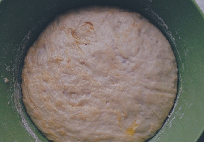 1. Этап. Рецепт беспроигрышного теста для пиццы: 4. Спустя час еще раз обомните тесто и оставьте его на 10 минут. Тесто готово к использованию.