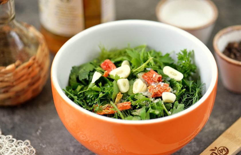 1. Этап. Зеленый соус: Всыпьте соль и перец по вкусу, влейте оливковое масло и белый винный уксус.