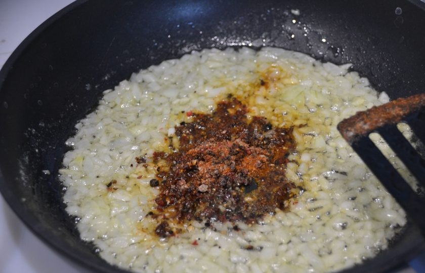 1. Этап. Говядина в перечном соусе: Всыпьте измельченные пряности к луку.