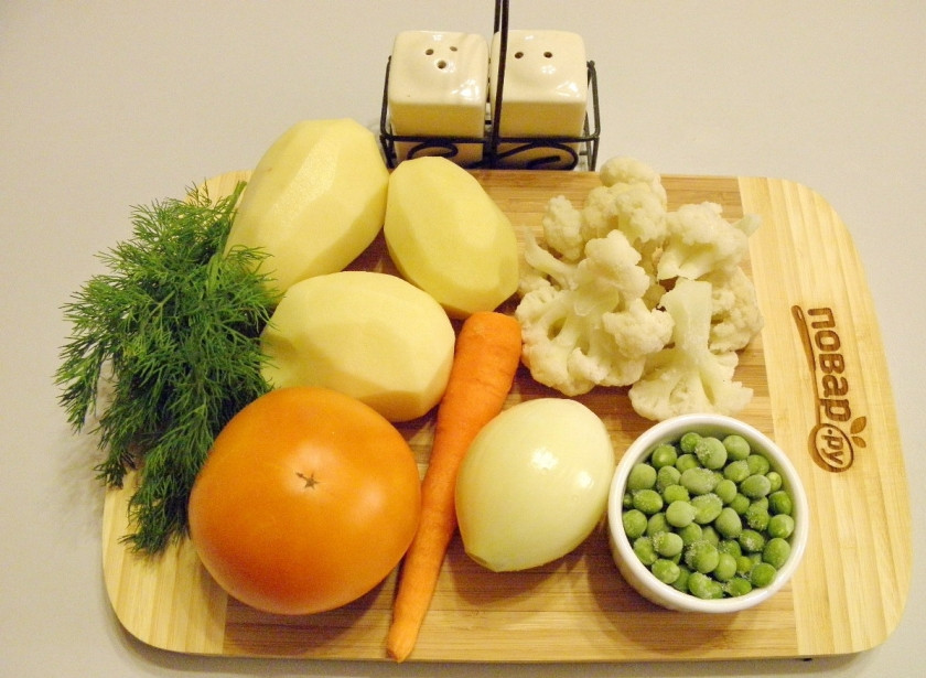 1. Этап. Овощной суп классический: Подготовьте овощи для супа. Все вымойте и очистите. Воду вскипятите. Посолите по вкусу. С помидора обязательно снимите кожуру.