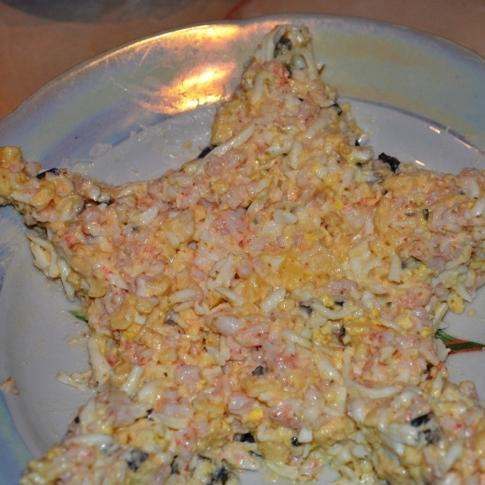 1. Этап. Салат Морская звезда: Из получившегося салата на салатном блюде формируем звездочку.