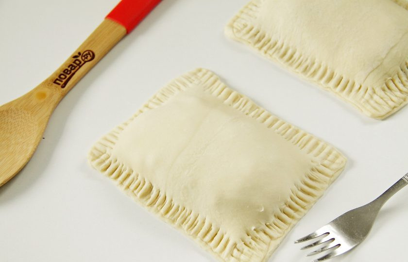 1. Этап. Рыба, запеченная в тесте в духовке: Накройте рыбу квадратом из теста и защипните края любым удобным способом. Я прошлась по краям обычной вилкой.