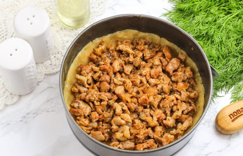 1. Этап. Пирог со свининой: После чего еще раз вымешайте тесто и распределите его по дну формы, заходя и на бортики. Выложите на тесто начинку из жареной свинины.