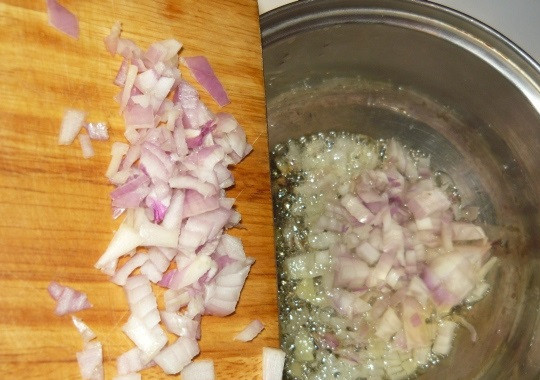 Фаршированные ракушки под сливочным соусом 1. Этап. Фаршированные ракушки под сливочным соусом: 5. Выложите лук в сковороду и обжарьте.