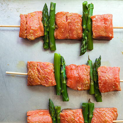 1. Этап. Рыба на вертеле: 3. На шпажки нанизываем рыбу и стручки фасоли. Теперь над костром или на гриле устраиваем импровизированный вертел: фиксируем палочки и проворачиваем их, периодически поливая оставшимся маринадом.