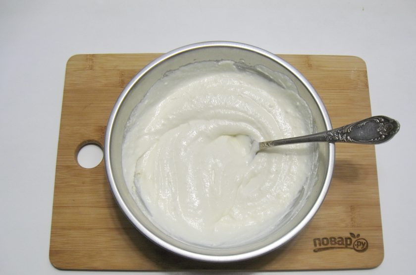 1. Этап. Творожная запеканка с яблоками и манкой: Хорошо перемешайте все ингредиенты.