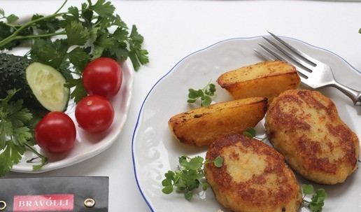 1. Этап. Рыбные котлеты с рисовой полентой: Готовые котлеты подать к столу. Приятного!