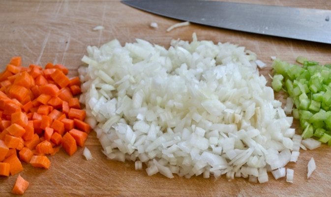 1. Этап. Мясной суп-пюре: Затем измельчите лук, сельдерей, морковь.