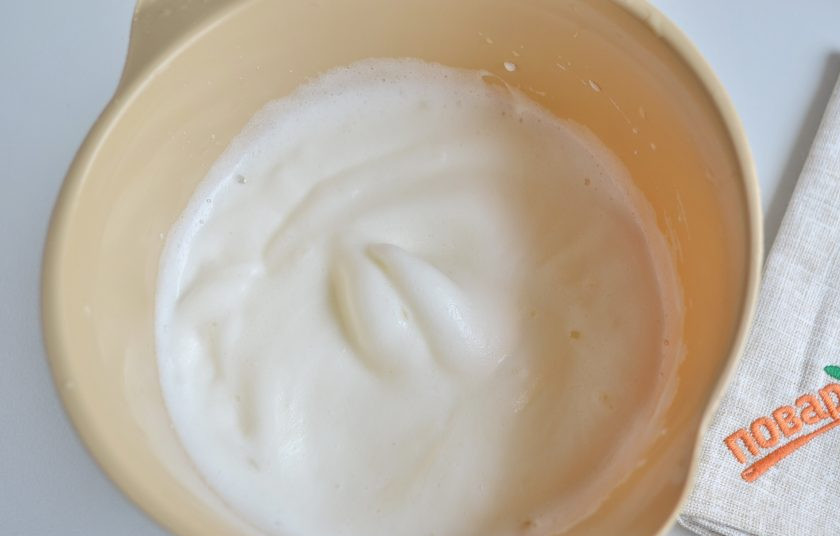 1. Этап. Лимонные пирожные Сансы Старк: 4. Белки взбейте миксером до пиков, добавьте 4 ст. л. сахара. Перемешайте.